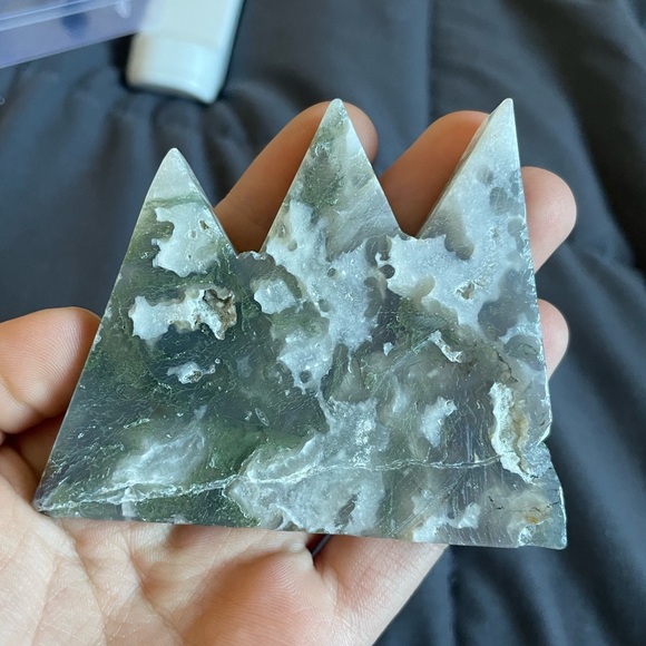 Beautiful moss agate mountain carving - Picture 2 of 2